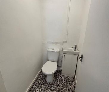 1 bedroom Flat to let - Photo 6