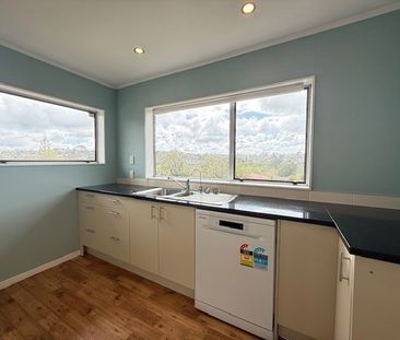 Spacious 4-Bedroom Home in Prime Browns Bay Location! - Photo 3
