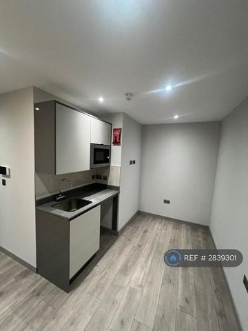 5 bedroom detached house to rent - Photo 2