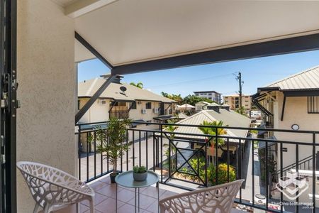 Executive one bedroom unit furnished - North Ward walk to the beach - Photo 2