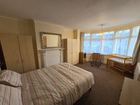 Studio Flat, Berkshire Gardens, N13 - Photo 2