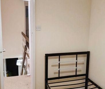 3 bedroom house to rent Falcon Road, Guildford, GU1 - Photo 3