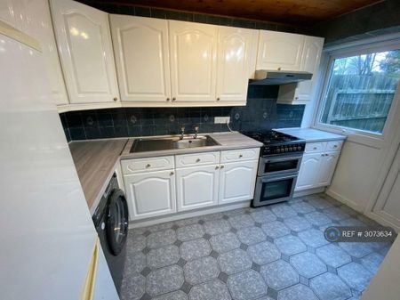 3 bedroom terraced house to rent - Photo 5