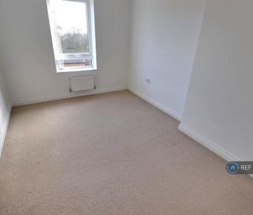 4 bedroom semi-detached house to rent - Photo 2