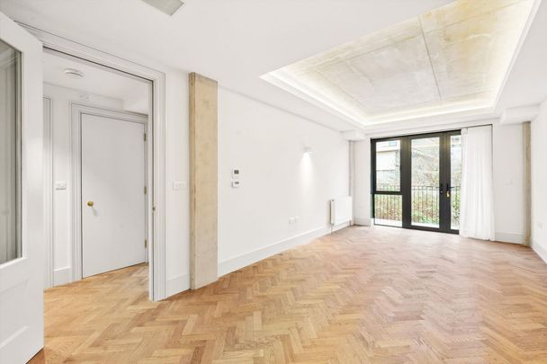A renovated first floor 'warehouse style' 1 bedroom flat located in W10. - Photo 1