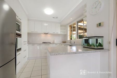 COMFORTABLE AND CONVENiENT LiViNG - Photo 4