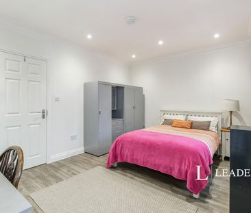 5 bedroom house to rent Western Road, SW19 - Photo 5