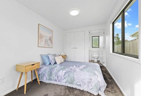 Charming 3BR Otahuhu Unit w/ Parking! - Photo 4