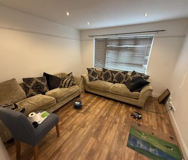 4 bedroom semi-detached house to rent - Photo 2