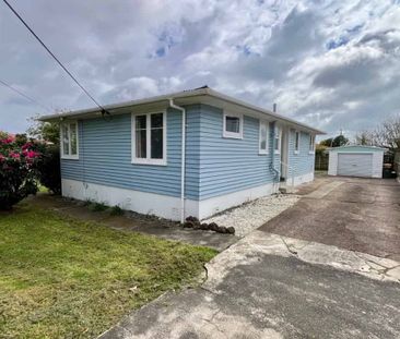 Freshly Renovated 3-Bedroom Home + Huge Parking Ã¢Ãâ¬Ã" Availab... - Photo 3