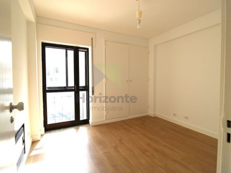 3 bedroom luxury Apartment for rent in Alameda das Linhas de Torres, Lumiar, Lisbon - Photo 4