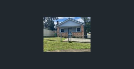 Lovely 3 Bedroom Home within walking distance to all amenities - Photo 2