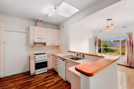 4 Bed, 1 Bath - Photo 4