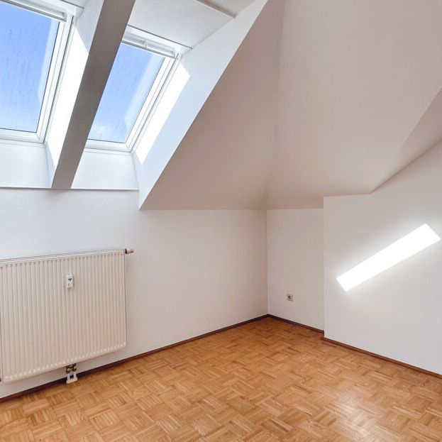 Lichtdurchflutete 3-Zimmer-Dachgeschosswohnung in ruhiger Lage - Foto 1