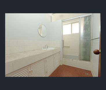 SPACIOUS DUPLEX IN GREAT LOCATION - Photo 5