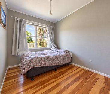 Comfortable, Character-filled Living With Flexible Furnishing Options - Photo 3