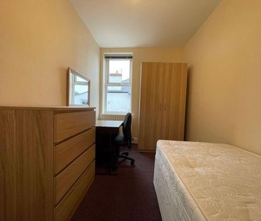 1 bedroom in a flat share to rent - Photo 4