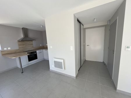 Location Appartement 2 pièces 57m² LUC LA PRIMAUBE 12450 - Photo 3