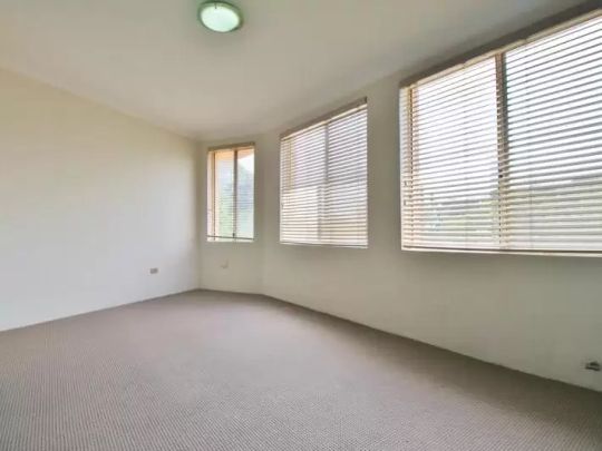 Apartment with 2 bedrooms, 1 bathroom & parking for 1 car - Photo 1