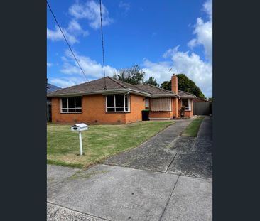 Three bedroom house and garage - Photo 6