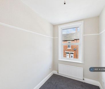 3 bedroom flat to rent - Photo 4