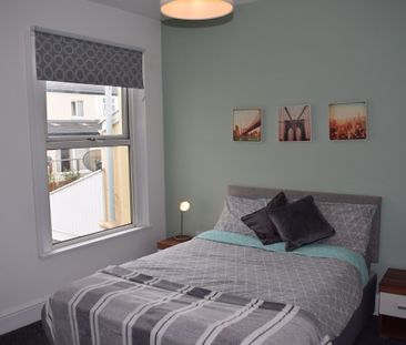 Modern Home with Large Social Lounge - Photo 4