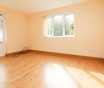 1 bedroom mews to rent - Photo 2