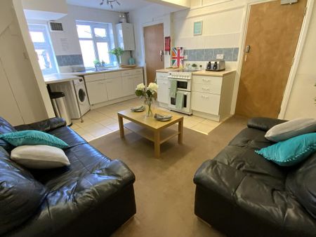 6 bedroom semi-detached house to rent - Photo 5