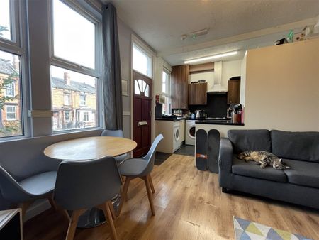 Room in a Shared House, Beechwood Mount, LS4 - Photo 3