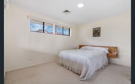 Family Home in Prime Location! - Photo 4