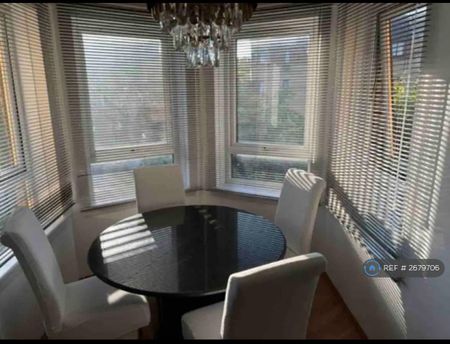 3 bedroom flat to rent - Photo 2