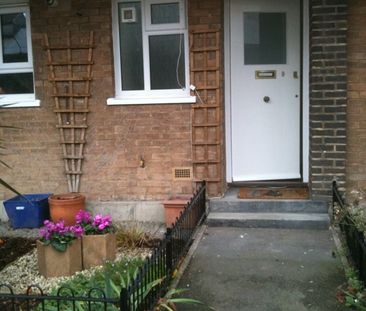 Studio Flat, Harling Court, SW11 - Photo 1