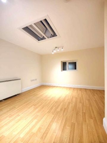 North Parade, Edgware, HA8 - Photo 2