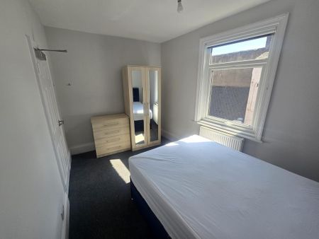 1 bedroom in a house share to rent - Photo 4