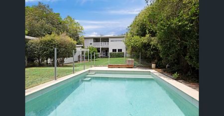 Your West End Retreat - Stunning 5-Bedroom Home with Pool - Photo 5