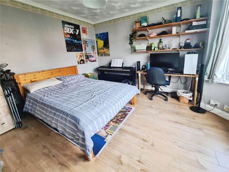 4 bedroom semi-detached house to rent - Photo 2