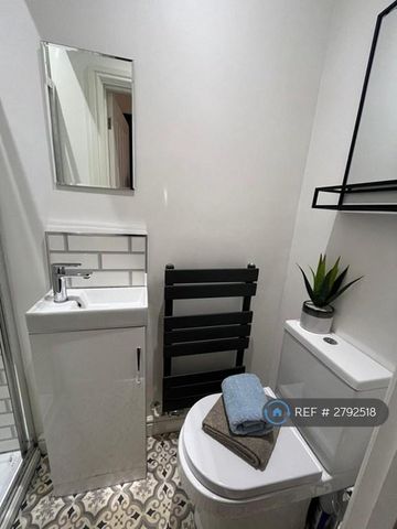 1 bedroom in a house share to rent - Photo 5