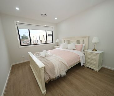 Modern fully furnished 4 bedroom 2.5 bathroom Townhouse - Photo 6