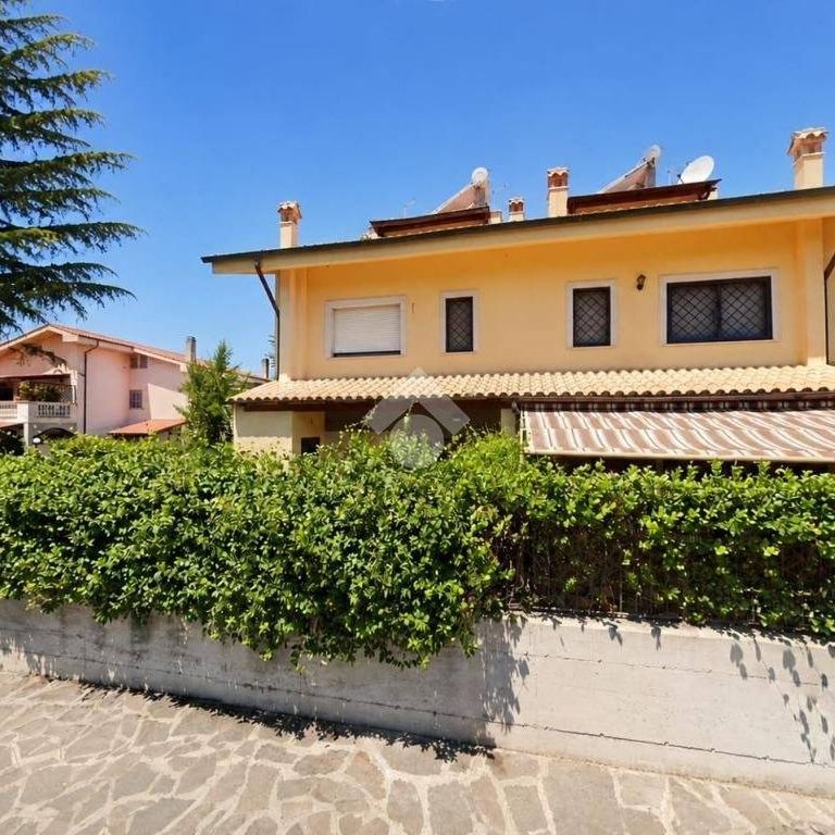 Villa a schiera piazza Palmiro Togliatti 1, Santa Maria delle Mole, Marino - Photo 1