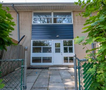 Torbolton Townhouse — 3 Bedroom 2 Bathroom Townhouse - Photo 2