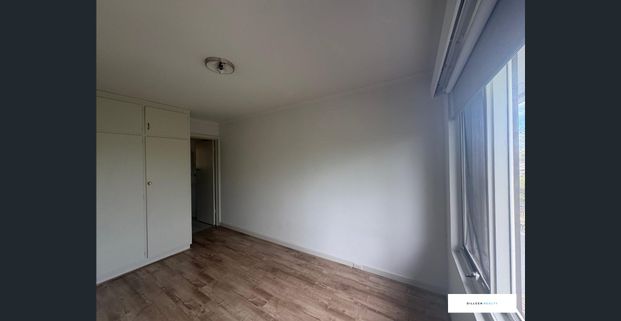 Prime Location! - Photo 1