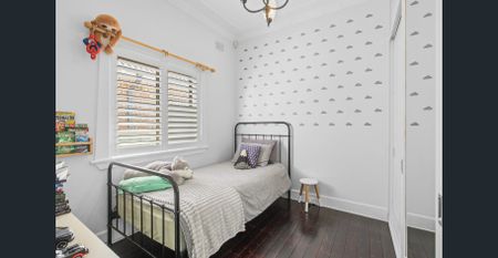 MODERN AND SPAICIOUS THREE BEDROOM HOME IN A PRIME LOCATION ! - Photo 5