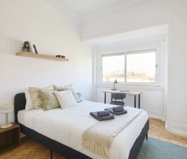 Room in a shared 10-bedroom apartment for rent in Lisbon - Photo 5