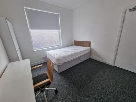 4 bedroom terraced house to rent - Photo 3