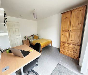 2 Bedrooms, 14 Willowbank Mews Flat 1 – Student Accommodation Coventry - Photo 1