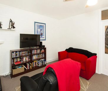 Easy, Breezy & Ready to Move in... Stroll to the local cafes, shops... - Photo 1