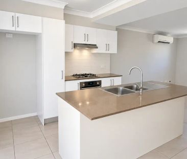 Bright And Airy Townhouse! - Photo 6