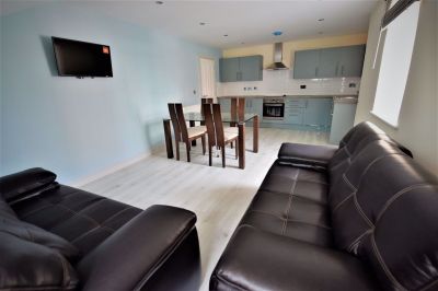 2 bedroom Flat in Aire Street, Leeds - Photo 4