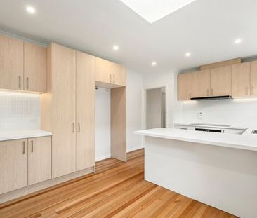 SPACIOUS TOWNHOUSE - Photo 2