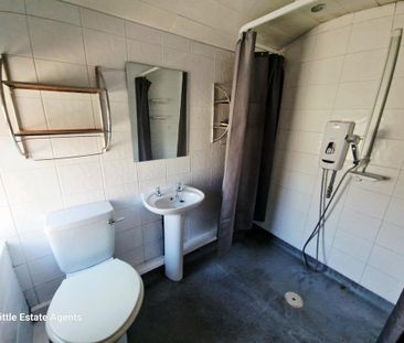 3 bedroom end of terrace house to rent - Photo 2